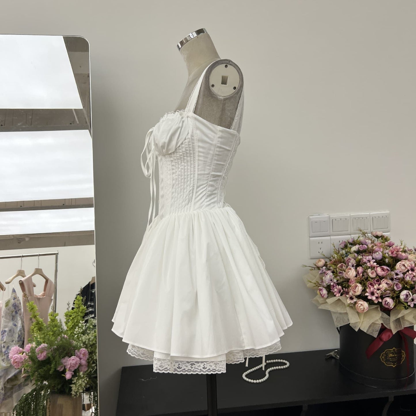 2025 Private Label Summer Casual Elegant White Corset Fit and Pleated Flare Bodycon Lace Slip Sexy Mini Dresses for Women Ladies