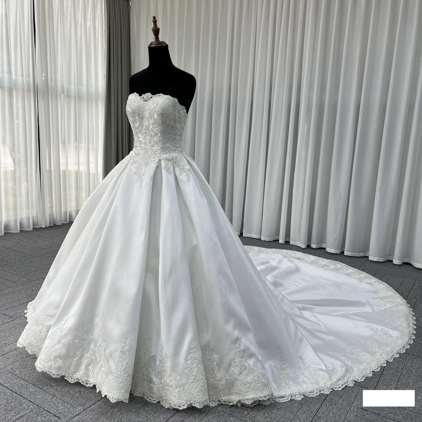 Strapless Style Bridal Gowns Elegant Women's Sleeveless Satin Lace Back Prom Dresses High-end Bridal Wedding Dresses